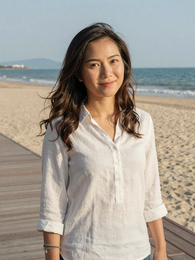 Thao, 24-year-old Vietnamese woman from Da Nang on a coastal boardwalk